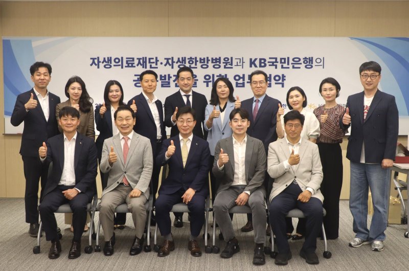 [서울=뉴시스]자생의료재단 신민식 사회공헌위원장(오른쪽)과 효광원 온라인 카지노 사이트장 김현 신부가 2025 슈팅스타 대회에서 축구용품 전달식 기념사진을 촬영하고 있다. (사진= 자생한방병원 제공) 2025.06.05. photo@newsis.com.