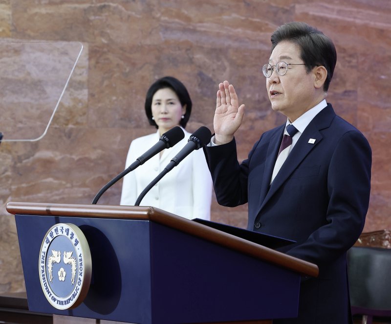 이재명 대통령이 4일 오전 국회 본청 로텐더홀에서 열린 제21대 대통령 취임 선서 행사에서 선서를 하고 있다. 2025.6.4/뉴스1 ⓒ News1 국회사진기자단