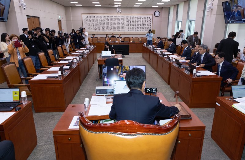 정청래 국회 법제사법위원회 위원장이 7일 오후 서울 여의도 국회에서 열린 법사위 전체회의에서 의사봉을 두드리고 있다. 2025.5.7/뉴스1 ⓒ News1 이재명 기자