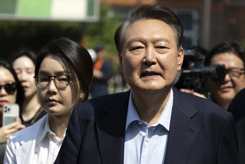 윤석열 전 대통령과 김건희 여사가 제21대 대통령 선거일인 3일 오전 서울 서초구 원명초등학교에 마련된 서초4동 제3투표소에서 투표를 마치고 차량으로 이동하고 있다. (공동취재) 2025.6.3/뉴스1 ⓒ News1 김명섭 기자