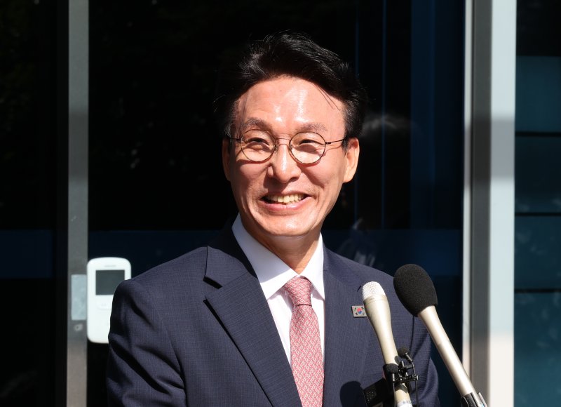 [서울=뉴시스] 배훈식 기자 = 김민석 국무총리 후보자가 5일 오전 서울 종로구 금융감독원 연수원에 마련된 인사청문회 준비사무실에 첫 출근하며 환하게 웃고 있다. 2025.06.05. dahora83@newsis.com