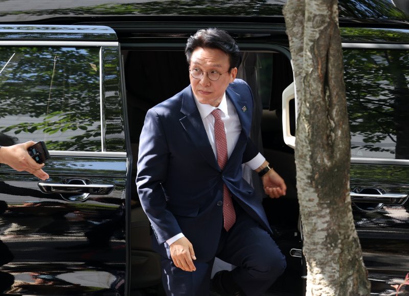 [서울=뉴시스] 배훈식 기자 = 김민석 국무총리 후보자가 5일 오전 서울 종로구 금융감독원 연수원에 마련된 인사청문회 준비사무실에 도착해 차량에서 내리고 있다. 2025.06.05. dahora83@newsis.com