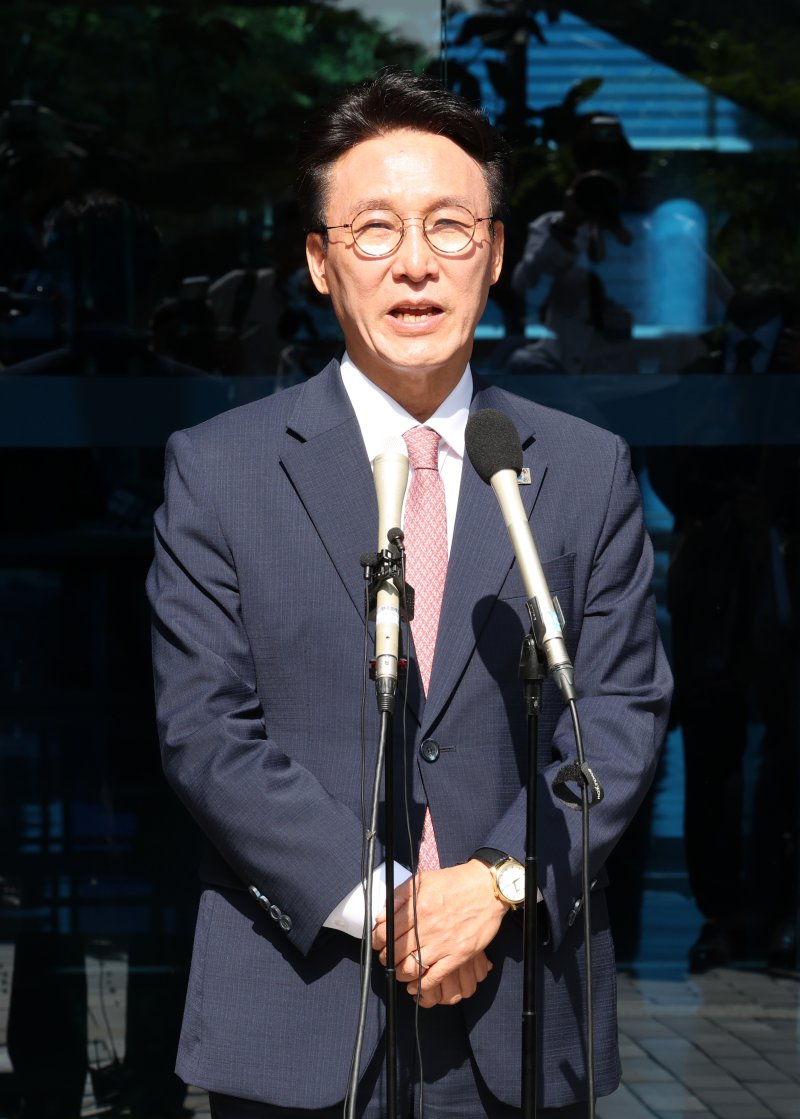 [서울=뉴시스] 배훈식 기자 = 김민석 국무총리 후보자가 5일 오전 서울 종로구 금융감독원 연수원에 마련된 인사청문회 준비사무실에 첫 출근하며 취재진의 질문에 답하고 있다. 2025.06.05. dahora83@newsis.com