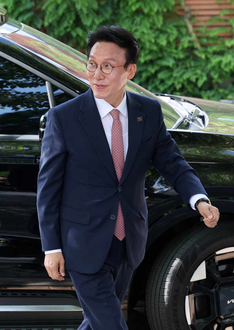 [서울=뉴시스] 배훈식 기자 = 김민석 국무총리 후보자가 5일 오전 서울 종로구 금융감독원 연수원에 마련된 인사청문회 준비사무실에 도착해 걸어가고 있다. 2025.06.05. dahora83@newsis.com