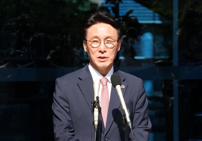 [서울=뉴시스] 배훈식 기자 = 김민석 국무총리 후보자가 5일 오전 서울 종로구 금융감독원 연수원에 마련된 인사청문회 준비사무실에 첫 출근하며 취재진의 질문에 답하고 있다. 2025.06.05. dahora83@newsis.com