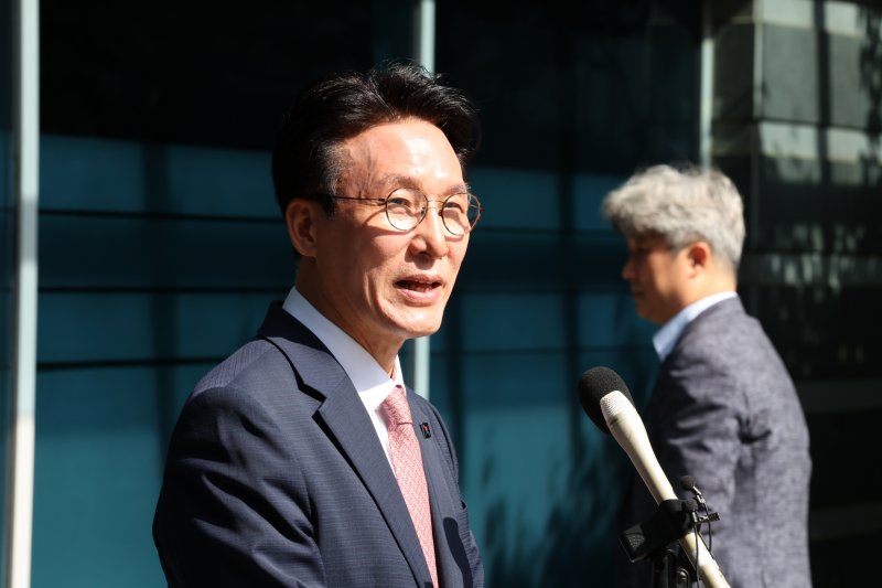 [서울=뉴시스] 배훈식 기자 = 김민석 국무총리 후보자가 5일 오전 서울 종로구 금융감독원 연수원에 마련된 인사청문회 준비사무실에 첫 출근하며 전 취재진의 질문에 답하고 있다. 2025.06.05. dahora83@newsis.com