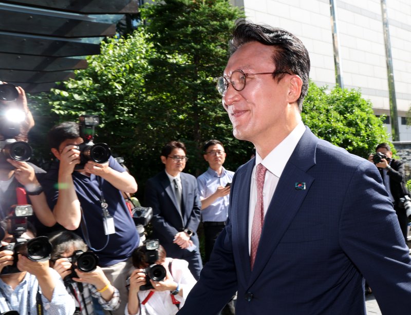 [서울=뉴시스] 배훈식 기자 = 김민석 국무총리 후보자가 5일 오전 서울 종로구 금융감독원 연수원에 마련된 인사청문회 준비사무실에 첫 출근을 하고 있다. 2025.06.05. dahora83@newsis.com