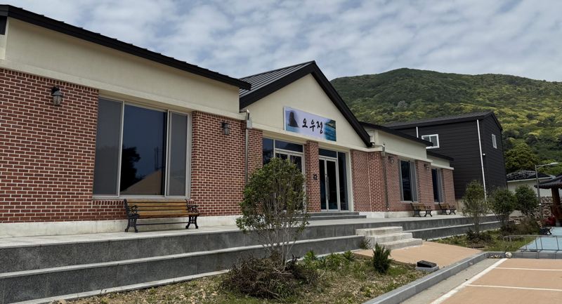전남도는 해양수산부 주관 '2026년 어촌분야 일반농산어촌개발사업' 공모에서 권역단위에 고흥 동일, 완도 보길동, 장흥 회진, 신안 대광 등 4개소, 지역 역량 강화에 장흥 1개소 등 전국에서 가장 많은 5개소가 선정돼 총사업비 245억원을 확보했다고 5일 밝혔다. 사진은 '어촌분야 농산어촌개발사업'으로 조성된 완도군 보길면 주민편의 시설 오우정 모습. 전남도 제공