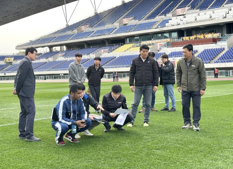 아시아축구연맹(AFC)이 아시아챔피언스 엘리트(ACLE) 5차전 홈경기 개최 가능 여부를 판단하기 위해 지난 8일 광주월드컵경기장 잔디에 대한 실사를 진행하고 있다.(광주시 제공)2024.11.12/뉴스1