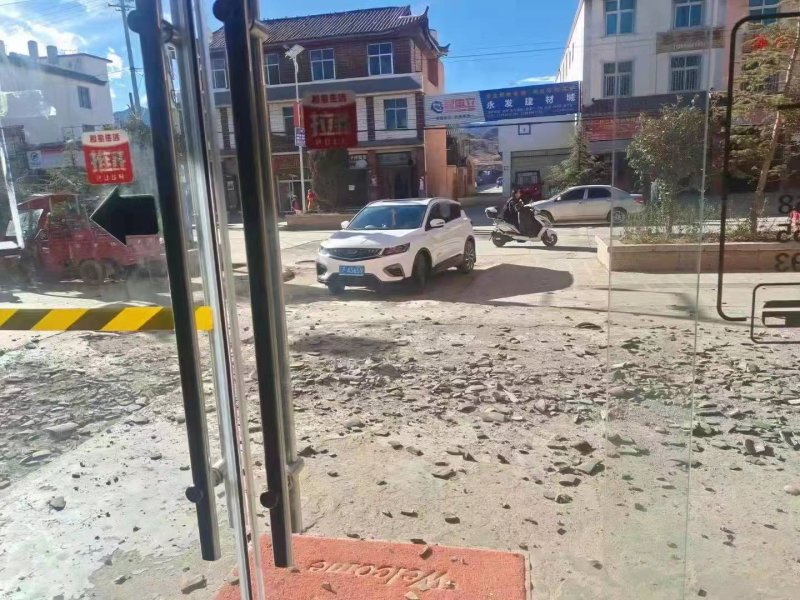 [리장=신화/뉴시스] 중국 남서부 윈난(雲南)성 얼위안 (洱源)현에서 6월 5일 새벽에 규모 5.0의 지진이 발생했다고 중국지진대망(CENC)이 밝혔다. 사진은 윈난성 리장(麗江)시에서 2022년 1월 지진으로 건물 잔해물이 떨어진 모습. 2025. 06.05.