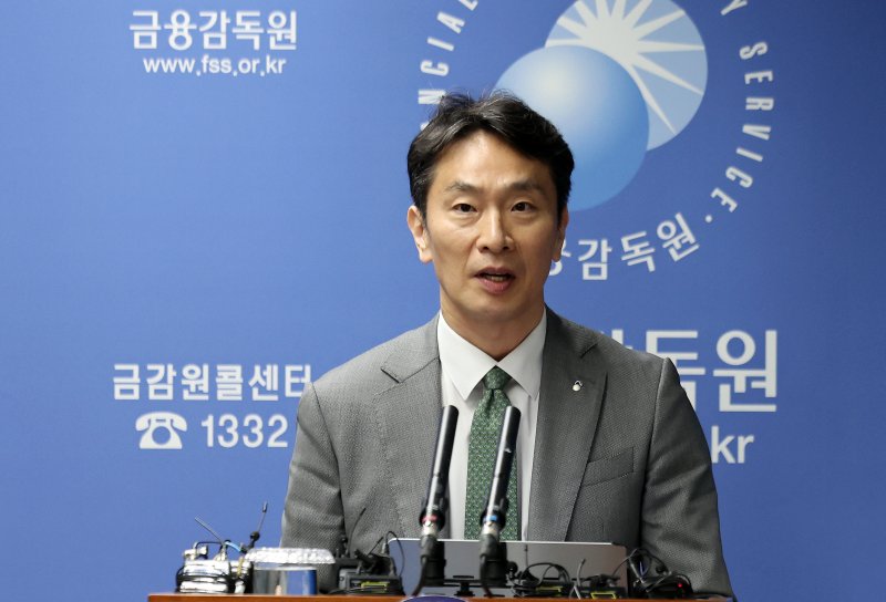 금감원 떠나는 이복현 "금융 관련 연구기관서 일하고 싶다"