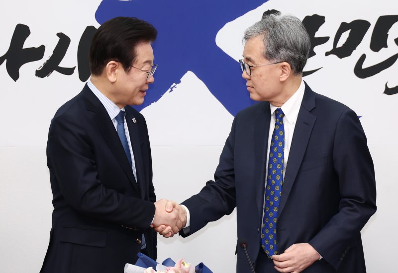 이재명 더불어민주당 대표가 7일 오전 서울 여의도 국회에서 최고위원회의에 앞서 열린 임명식에서 김현종 외교안보 보좌관에게 임명장을 수여한 뒤 악수하고 있다. 2025.2.7/뉴스1 ⓒ News1 김민지 기자