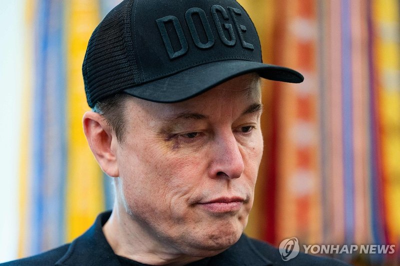 머스크 누구한테 맞았나…눈가 멍든 채 백악관 등장 (출처=연합뉴스)