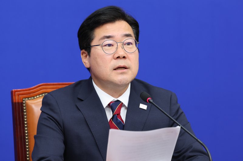 (서울=뉴스1) 안은나 기자 = 박찬대 더불어민주당 대표 직무대행 겸 원내대표가 5일 오전 서울 여의도 국회에서 열린 최고위원회의에 참석해 모두 발언하고 있다. 2025.6.5/뉴스1 /사진=뉴스1화상
