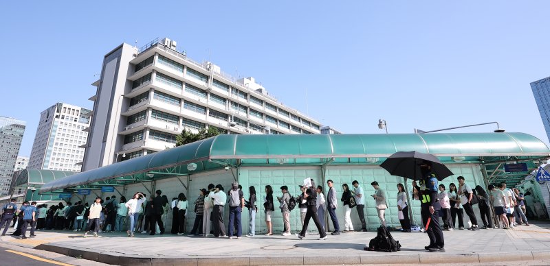 5일 오전 서울 종로구 주한미국대사관 앞에 미국 비자를 발급 받으려는 시민들이 줄 지어 서 있다. 2025.6.5/뉴스1 ⓒ News1 김성진 기자