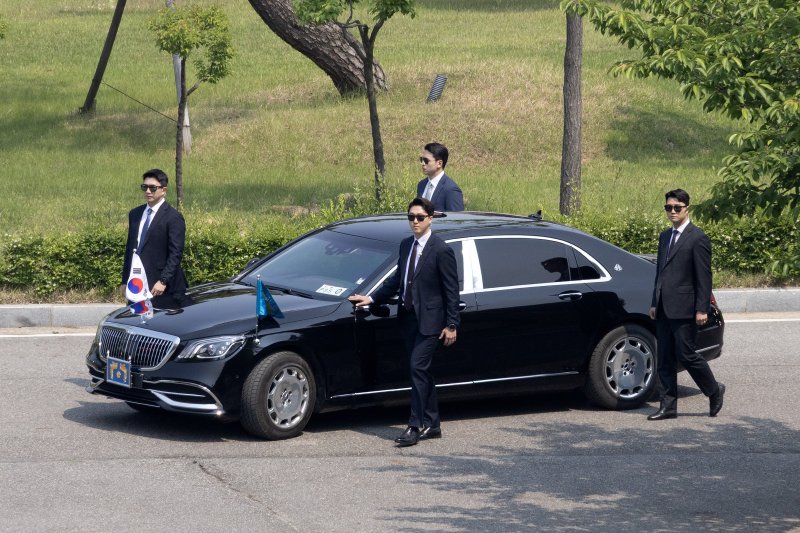 [서울=뉴시스] 고범준 기자 = 대통령경호처 경호관들이 제21대 대통령 취임식을 여드레 앞둔 27일 서울 강서구 경호안전교육원에서 취임식 차량 퍼레이드 시연을 하고 있다. 2025.05.23. bjko@newsis.com