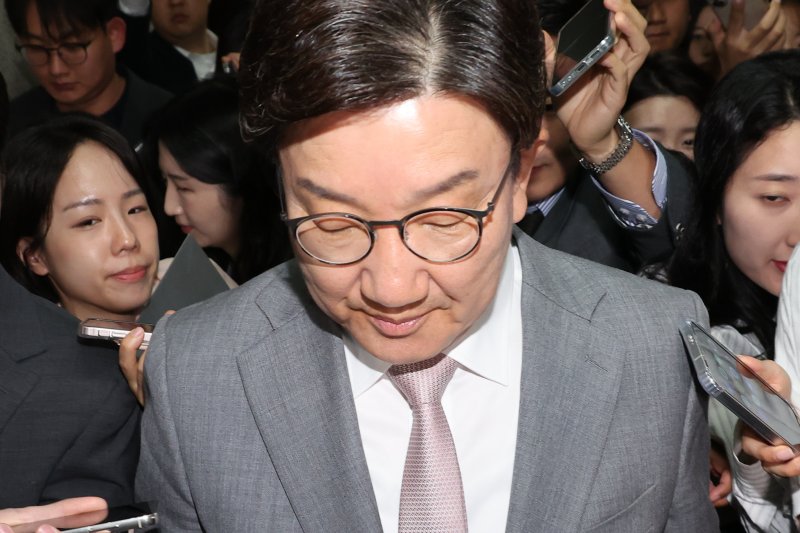 국민의힘 권성동 다인카지노가 5일 서울 여의도 국회에서 국민의힘 비상대책위원장실을 나와 다인카지노실로 향하며 취재진의 질문을 받고 있다. 연합뉴스