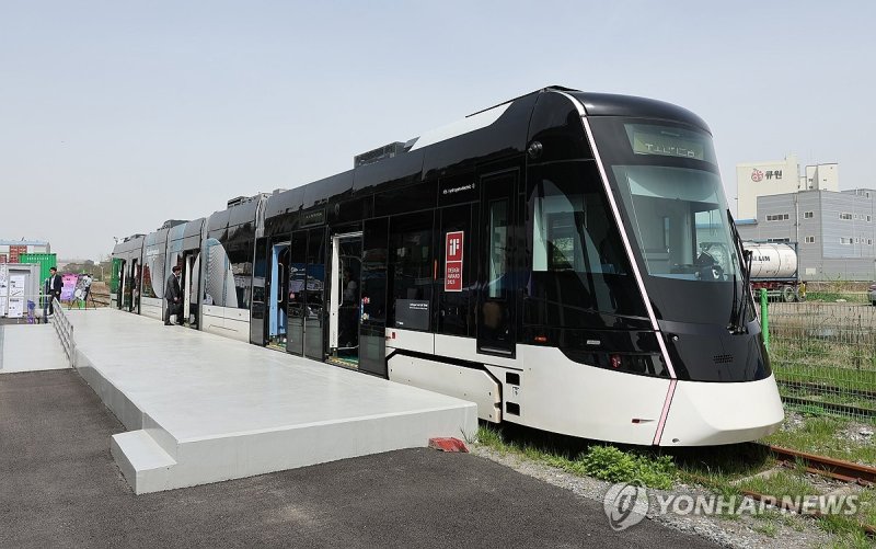 출발 기다리는 수소트램 (출처=연합뉴스)