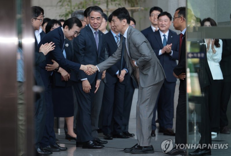 ‘굿바이 이복현’ “금융개혁·디지털 전환 지속” 당부