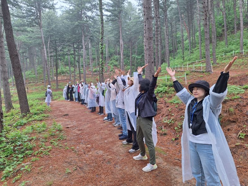 "숲에서 찾는 암 환자 일상회복"...산림복진흥원, 산림치유 프로그램 진행