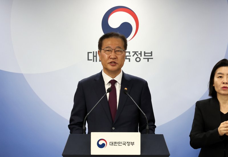 [서울=뉴시스] 배훈식 기자 = 박성재 법무부 장관이 지난달 12일 오전 서울 종로구 정부서울청사에서 제21대 대통령 선거 대국민 담화를 발표하고 있다. 2025.05.12. dahora83@newsis.com