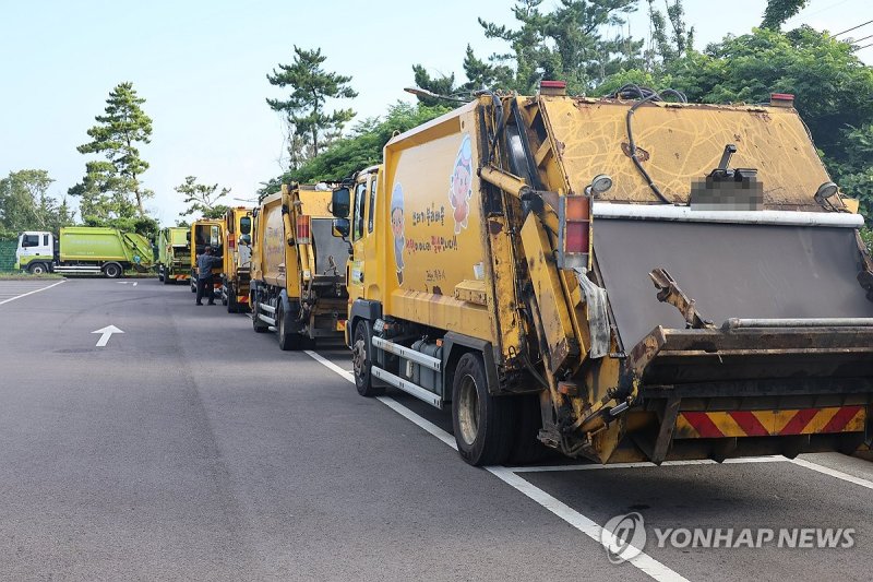 대기 중인 쓰레기 수거 차량 (출처=연합뉴스)