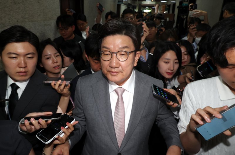 [서울=뉴시스] 조성봉 기자 = 권성동 국민의힘 원내대표가 5일 오전 서울 여의도 국회에서 김용태 비대위원장 면담을 마치고 나서며 취재진의 질문에 답변하고 있다. 2025.06.05. suncho21@newsis.com