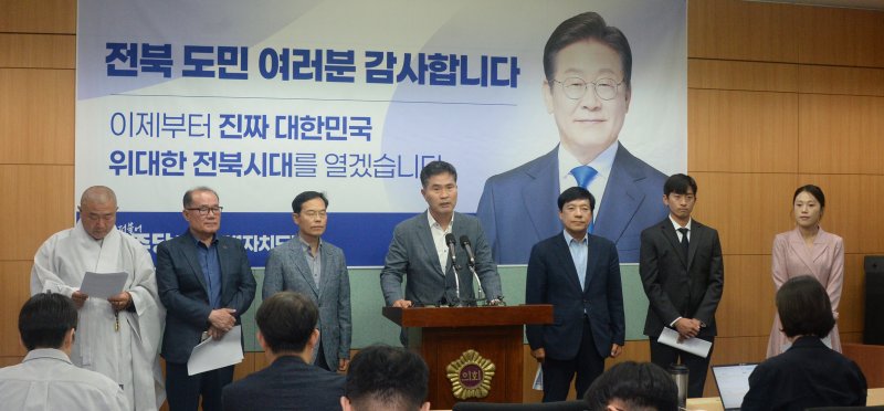 [전주=뉴시스] 김얼 기자 = 이원택(가운데) 더불어민주당 전북특별자치도당 도당위원장을 비롯한 관계자들이 5일 전북 전주시 전북특별자치도의회 기자회견장에서 열린 이재명 대통령 당선 기자회견에서 기자들의 질의에 답변하고 있다. 2025.06.05. pmkeul@newsis.com