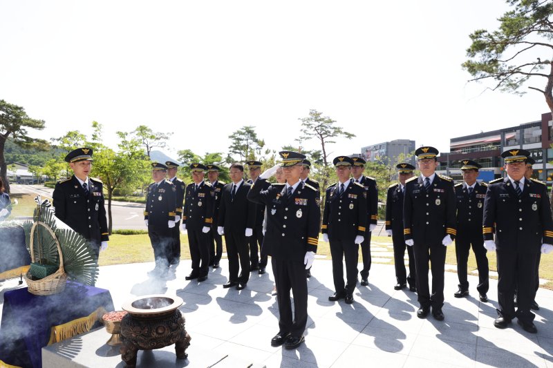 [안동=뉴시스]경북경찰 현충일 맞아 경북호국경찰 추모공원 참배(사진=경북경찰청 제공) photo@newsis.com *재판매 및 DB 금지