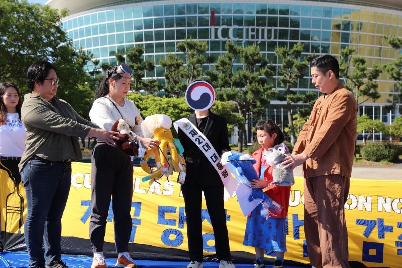 [제주=뉴시스] '플뿌리연대(플라스틱 문제를 뿌리뽑는 연대)'가 4일 오전 서귀포시 국제컨벤션센터에서 기자회견을 하고 있다. (사진=플뿌리연대 제공) 2025.06.04. photo@newsis.com