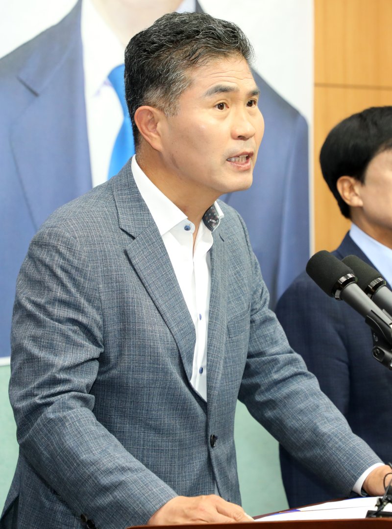 이원택 더불어민주당 전북특별자치도당위원장이 5일 전북 전주시 미미카지노의회에서 이재명 대통령 당선 기자회견을 열고 질의에 답변을 하고 있다. 2025.6.5/뉴스1 ⓒ News1 유경석 기자