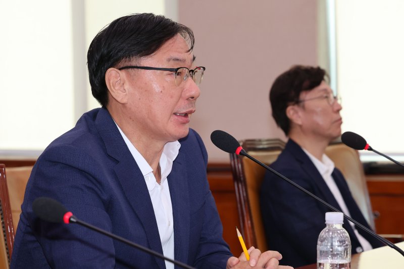 [서울=뉴시스] 권창회 기자 = 세이벳 전 경기도 평화부지사가 2일 오전 서울 여의도 국회에서 열린 법제사법위원회에서 열린 박상용 수원지검 부부장검사 탄핵소추사건 조사 청문회에 출석해 의원들의 질의에 답하고 있다. 2024.10.02. kch0523@newsis.com