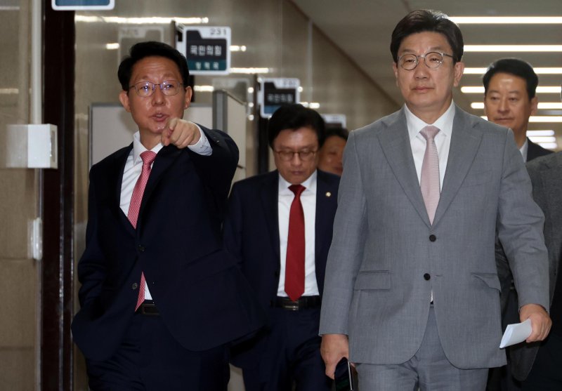 [서울=뉴시스] 조성봉 기자 = 권성동 국민의힘 원내대표와 김상훈(왼쪽) 정책위의장이 5일 오전 서울 여의도 국회에서 열린 비상대책위원회의에 참석하고 있다. 이날 비대위는 공개로 진행될 예정이었으나 당 내부사정으로 인해 비공개로 전환됐다. 2025.06.05. suncho21@newsis.com