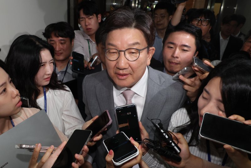 [서울=뉴시스] 조성봉 기자 = 권성동 국민의힘 원내대표가 5일 오전 서울 여의도 국회에서 김용태 비대위원장 면담을 마치고 나서며 취재진의 질문에 답변하고 있다. 2025.06.05. suncho21@newsis.com