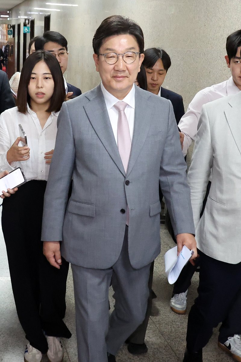 [서울=뉴시스] 조성우 기자 = 권성동 국민의힘 원내대표가 5일 오전 서울 여의도 국회에서 열린 의원총회에서 원내대표직 사퇴를 선언한 뒤 회의장을 나와 원내대표실로 이동하고 있다. 2025.06.05. xconfind@newsis.com