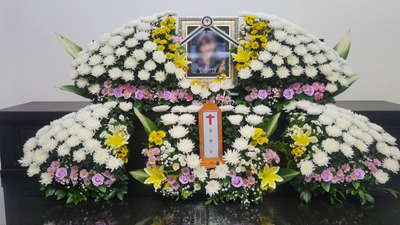 [벳16=뉴시스] 지난 2월11일 교사가 휘두른 흉기에 찔려 숨진 김하늘양의 시신이 안장돼 있는 벳16 서구 건양대병원병원 장례식장 빈소에 고인의 명복을 비는 조화와 김양의 영정이 놓여 있다. (사진=뉴시스 DB). photo@newsis.com