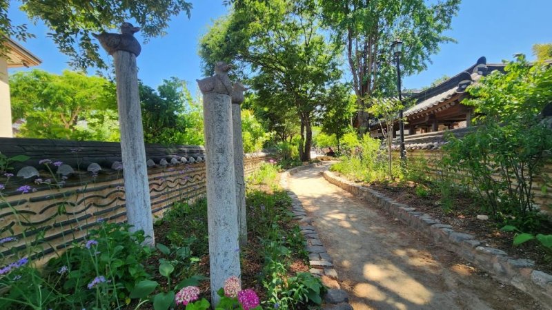 전주 한옥마을 최명희문학관길 정원 (출처=연합뉴스)