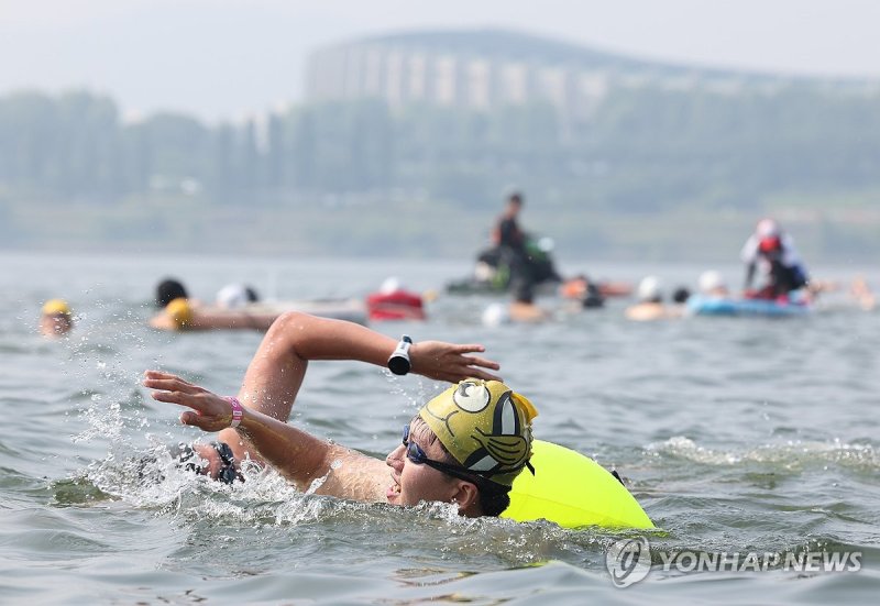 '한강 수영'…쉬엄쉬엄 한강 3종 축제 (출처=연합뉴스)