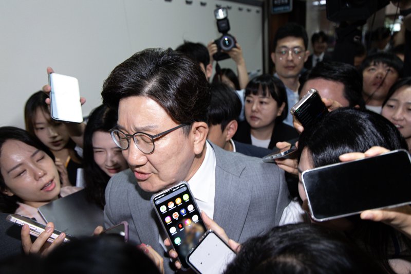 권성동 국민의힘 토토사이트추천가 5일 오전 서울 여의도 국회에서 토토사이트추천실로 향하며 취재진 질문받고 있다. ⓒ News1 이재명 기자