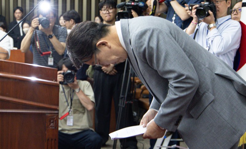 권성동 국민의힘 토토사이트추천가 5일 오전 서울 여의도 국회에서 열린 의원총회에서 사퇴 의사를 밝힌 후 인사를 하고 있다. 2025.6.5/뉴스1 ⓒ News1 이재명 기자