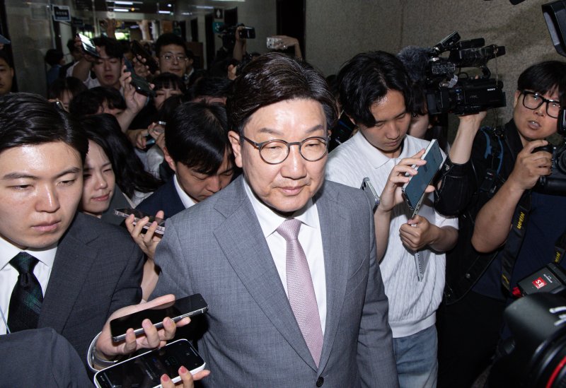 권성동 국민의힘 토토사이트추천가 5일 오전 서울 여의도 국회에서 토토사이트추천실로 향하며 취재진 질문받고 있다. ⓒ News1 이재명 기자