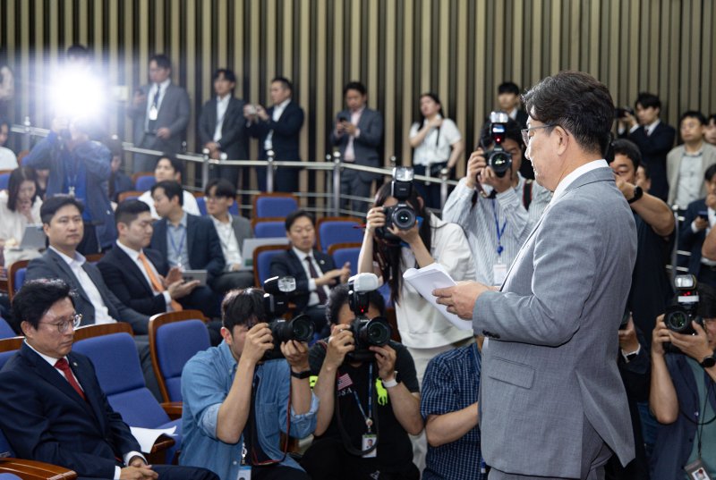 권성동 국민의힘 토토사이트추천가 5일 오전 서울 여의도 국회에서 열린 의원총회에서 사퇴 의사를 밝힌 후 회의장을 나서고 있다. 2025.6.5/뉴스1 ⓒ News1 이재명 기자
