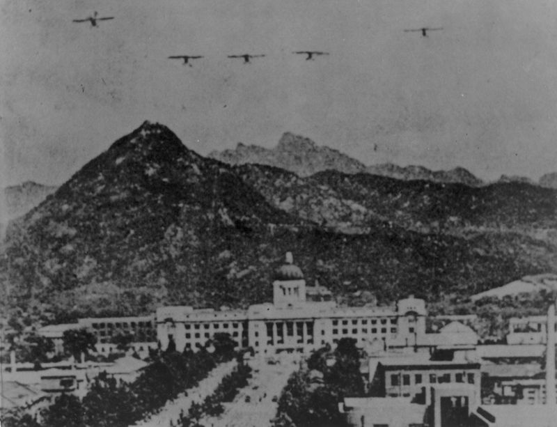 L-4 항공기의 서울 상공 시위비행(1948.9.15.). 故 강호륜 장군은 이 시위비행 케이플레이 중 한 명이었다. 공군 제공