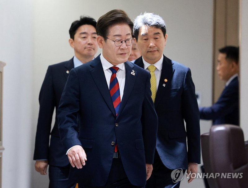 국무회의 입장하는 이재명 대통령 (출처=연합뉴스)