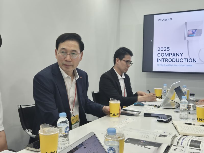 오영식 EVSIS 대표이사가 5일 서울 코엑스에서 열린 'EV트렌드코리아 2025'에서 기자간담회를 진행하고 있다. 사진=연지안 기자