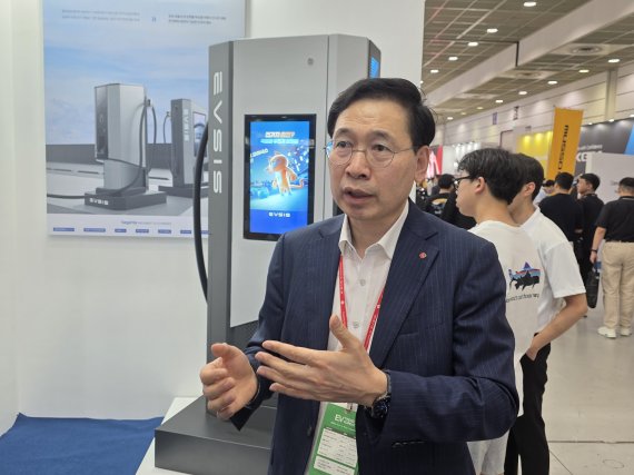 오영식 EVSIS 대표이사가 5일 서울 코엑스에서 열린 'EV트렌드코리아 2025'에 참여한 EVSIS 부스에서 발언하고 있는 모습. 롯데이노베이트 제공
