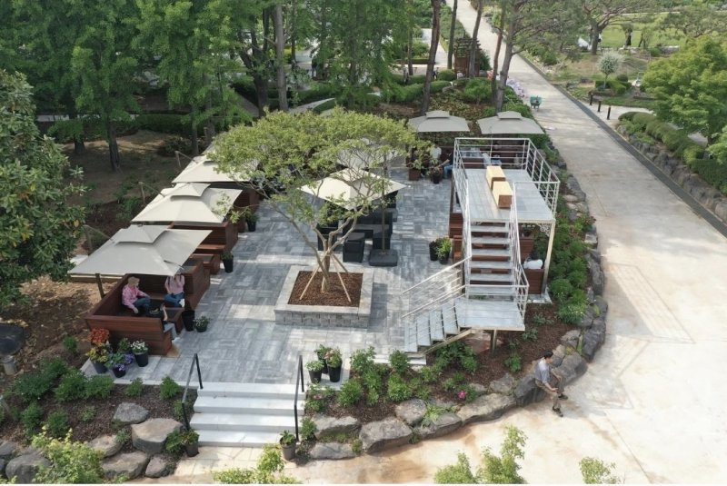 [전주=뉴시스]윤난슬 기자 = 전주수목원 내 카페 외부 공간을 휴게 공간으로 개선한 전경. (사진=한국도로공사 전북본부 제공) photo@newsis.com