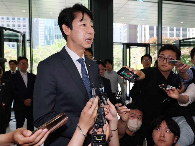 [서울=뉴시스] 김진아 기자 = 국회 과학기술정보방송통신위원회 소속 이훈기 더불어민주당 의원이 5일 최태원 SK그룹 회장에게 SK텔레콤 해킹 사태에 따른 위약금 면제를 요청하기 위해 서울 종로구 SK서린빌딩을 방문, 유영상 SK텔레콤 대표와 대화를 하고 있다. 2025.06.05. bluesoda@newsis.com