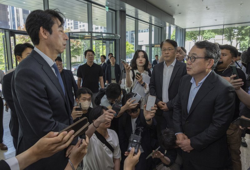 국회 과학기술정보방송통신위원회 위원인 더불어민주당 이훈기 의원(왼쪽)이 SK텔레콤 유심 해킹 사태 관련 최태원 SK 회장 면담을 위해 5일 서울 종로구 SK 서린빌딩을 찾아 유영상 SK텔레콤 대표이사와 대화하고 있다. 연합뉴스