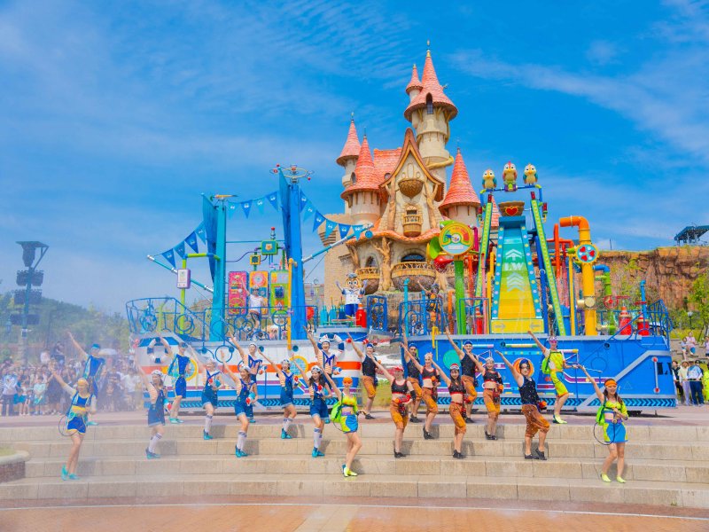 롯데월드 어드벤처 부산 여름 시즌 공연 '쿨링 퍼레이드'.(롯데월드 부산 제공. 재판매 및 DB 금지)